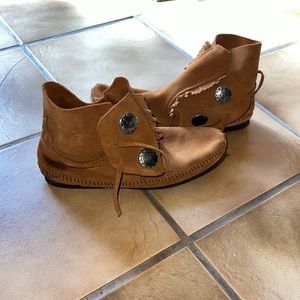 Men’s Minnetonka 2 button hardsole boots